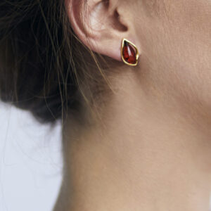 Gold-plated stud earrings with cognac amber