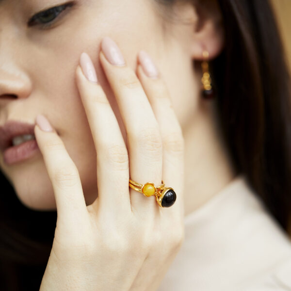 Daisy ring with milky amber