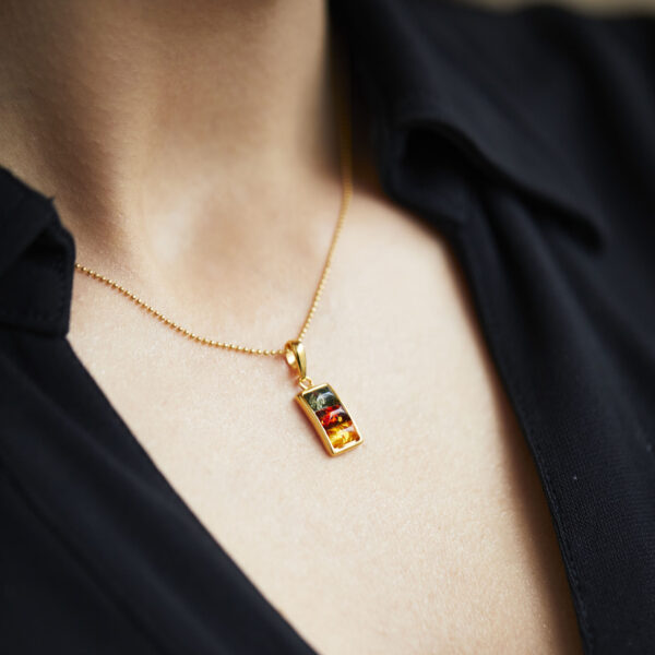 Necklace with square shape and three colors of amber