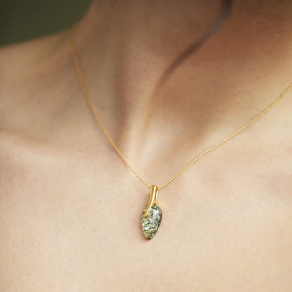 Penelope gold-plated necklace with green amber