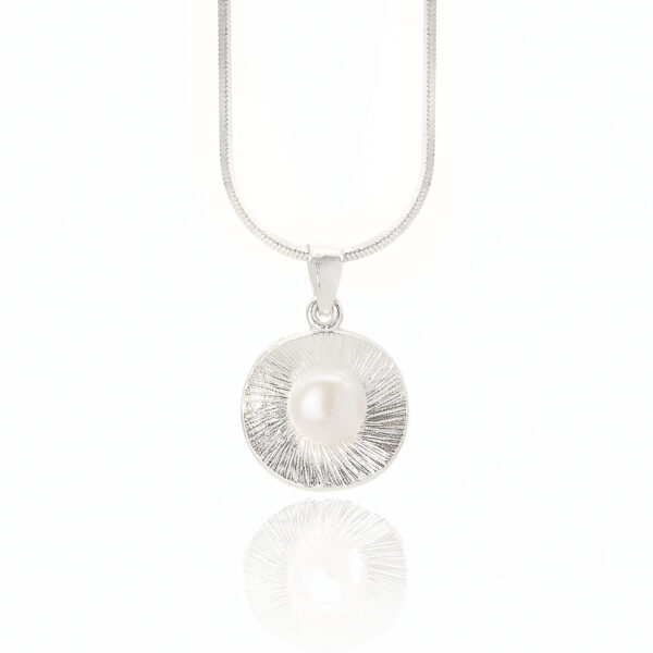 Ivy necklace with a freshwater pearl 2