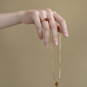 Cornelia necklace with cognac amber